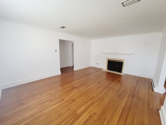 Building Photo - Spacious 3-Bed, 2-Bath Brick Ranch Home for Rent – Woodlawn Rd, Near Park Rd