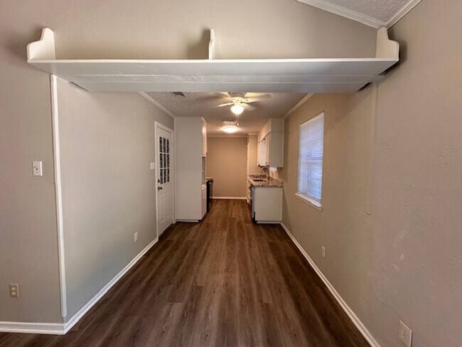 Building Photo - Nice 3 Bedroom, 2 Full bath Home Located i...