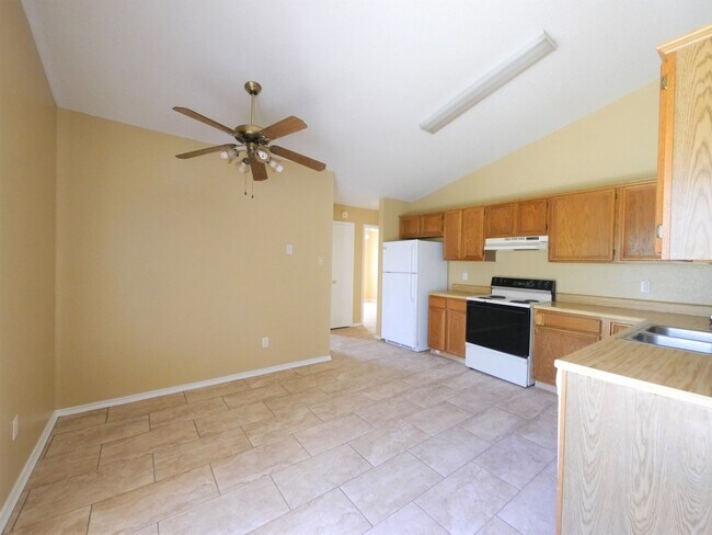 Building Photo - Affordable, move in ready home!