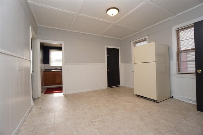 Building Photo - 98 Sterry St