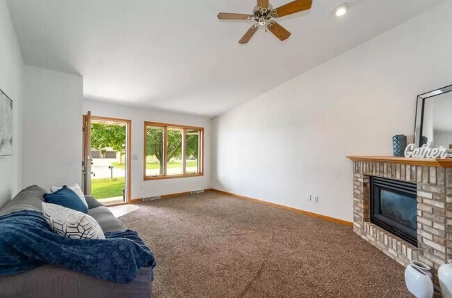 Building Photo - W2736 Brookhaven Dr