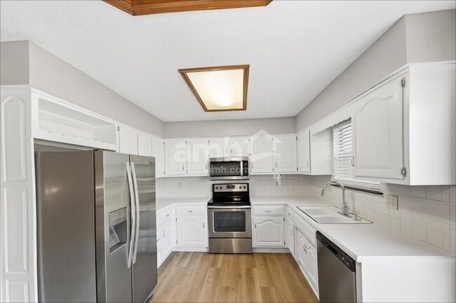 Building Photo - 409 SE Onyx Cir