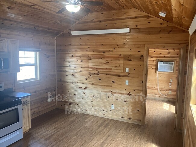 Building Photo - 111 E Cottonwood Dr