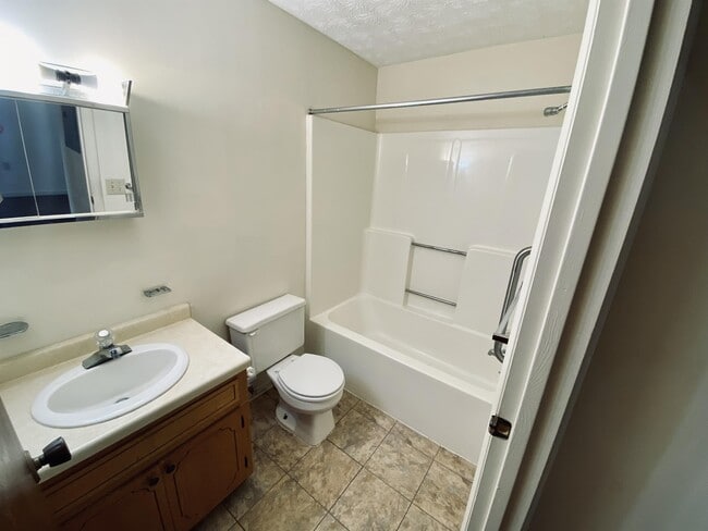 Building Photo - 220 Laurel Ave