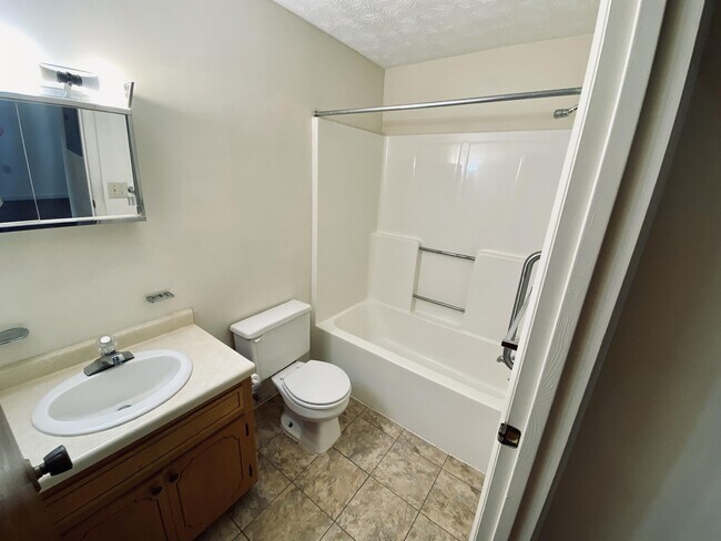 Foto del edificio - 220 Laurel Ave