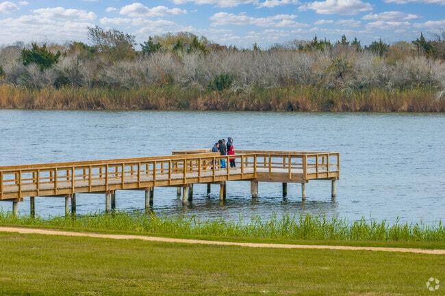Bay Street Park offers a fishing pier.
