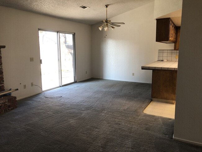 Foto del edificio - 1635 E Eastbrook Ave