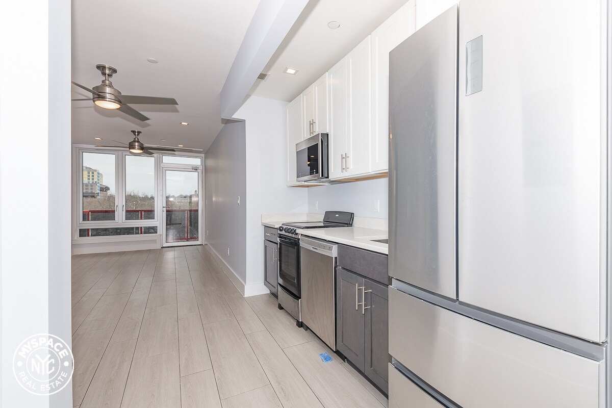 Foto principal - 975 Liberty Ave