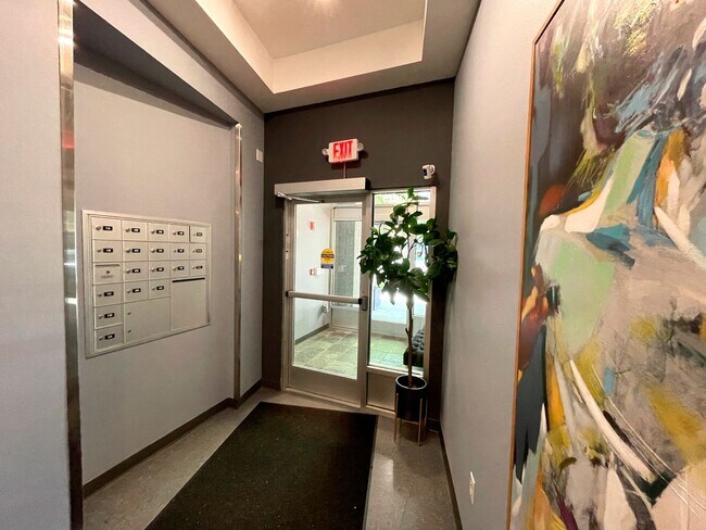 Building Photo - Fantastic Condo in NW Portland with Washer...