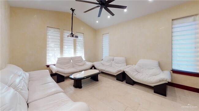 Building Photo - 11 Gardenia Cir