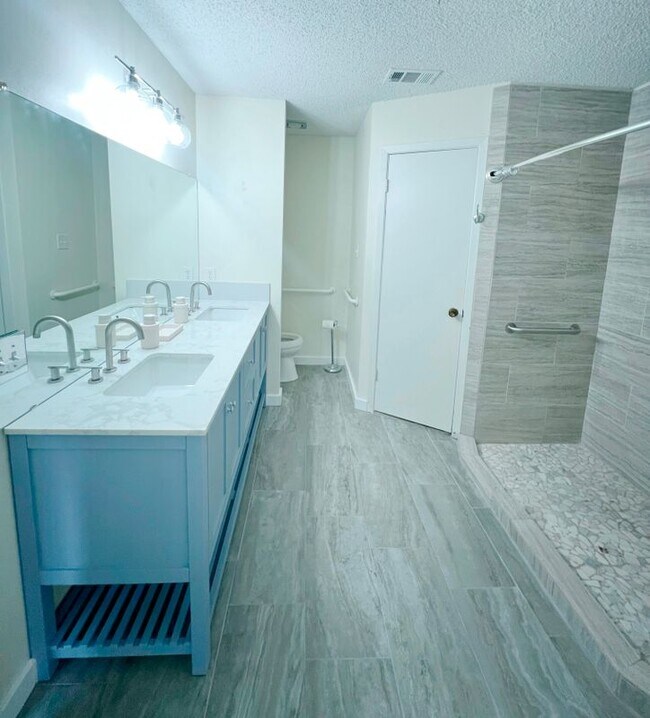 Foto del edificio - 1704 Foxfire Dr