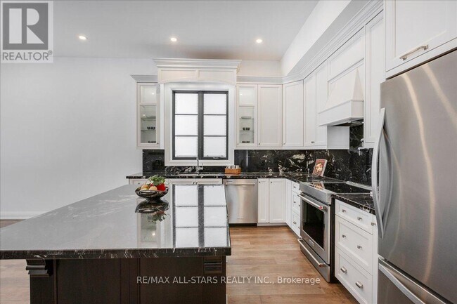 Photo du bâtiment - 929 Lake Dr N