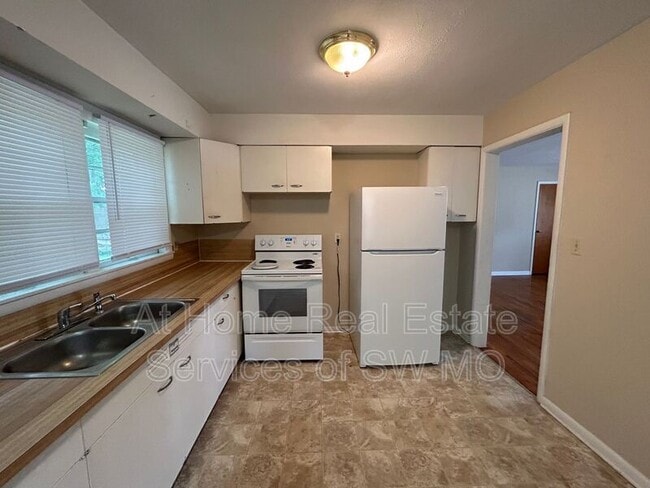 Building Photo - 306 W Lindberg St