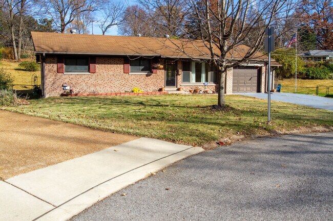 Building Photo - 715 Palace Ct