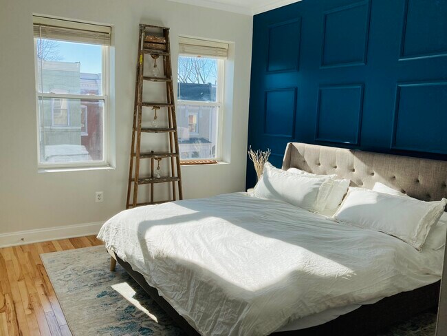 Light-filled master bedroom w ensuite - 313 Elm St NW