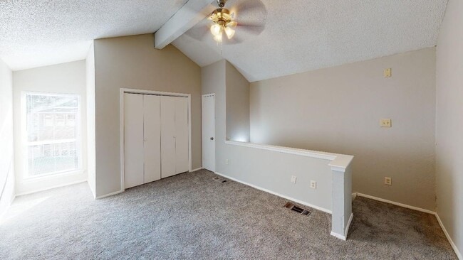 Foto del edificio - Two story townhouse style unit! Bedroom on...