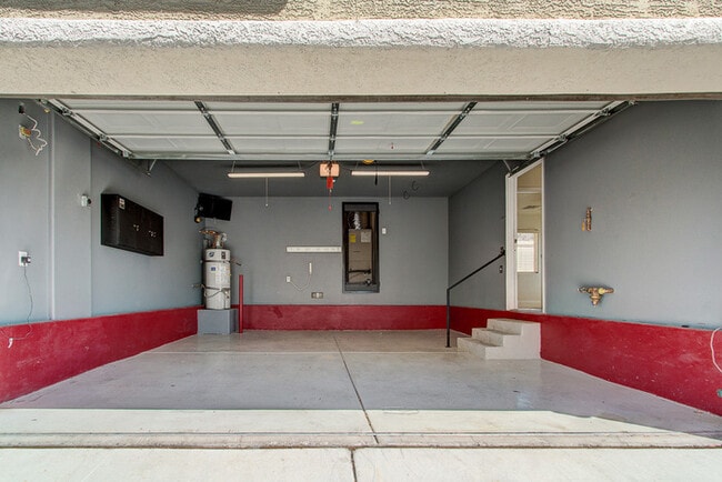 Foto del edificio - **$800 OFF MOVE IN BY 12/12/25**3-Story Home with Private Bathrooms and Strip View