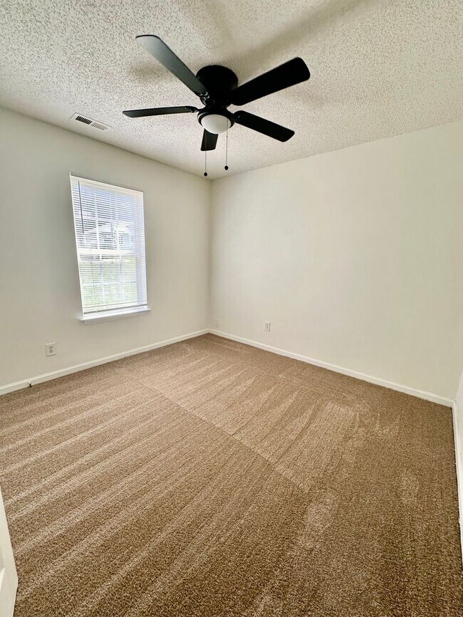 Building Photo - Spacious 3 Bedroom House for Rent Near Air...