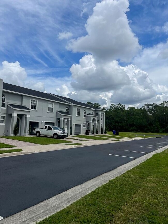 Building Photo - Beautifully Updated 3-Bedroom Townhouse in...