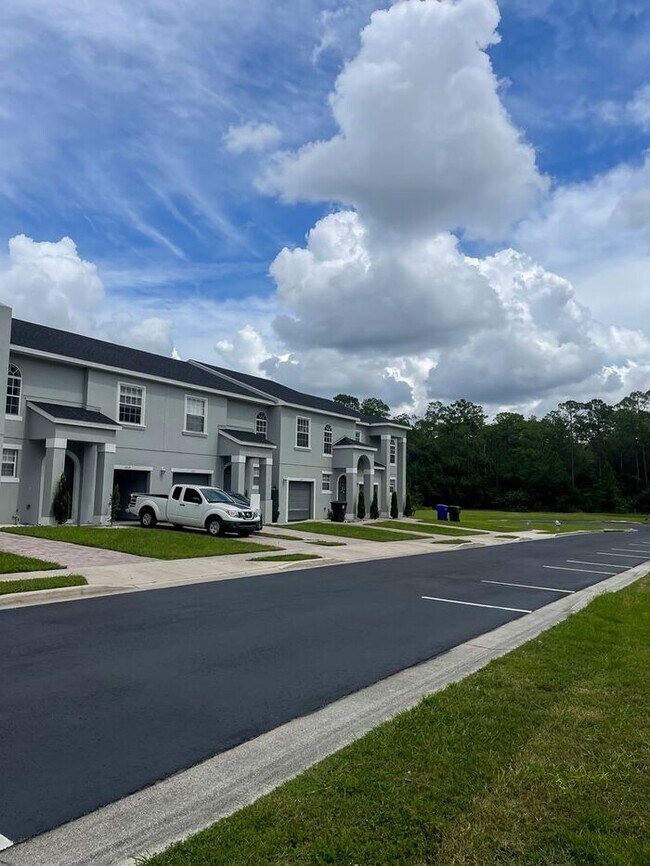 Foto del edificio - Updated 3 bed 2.5 bath Townhome