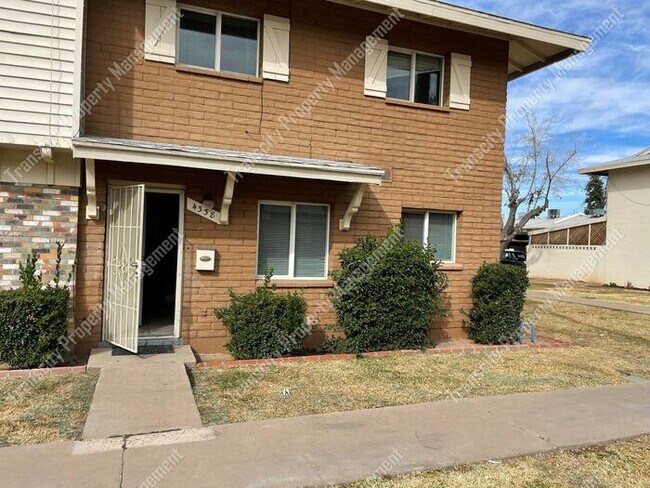 Foto del edificio - 3 Bedroom Townhouse, Great Location 43rd A...
