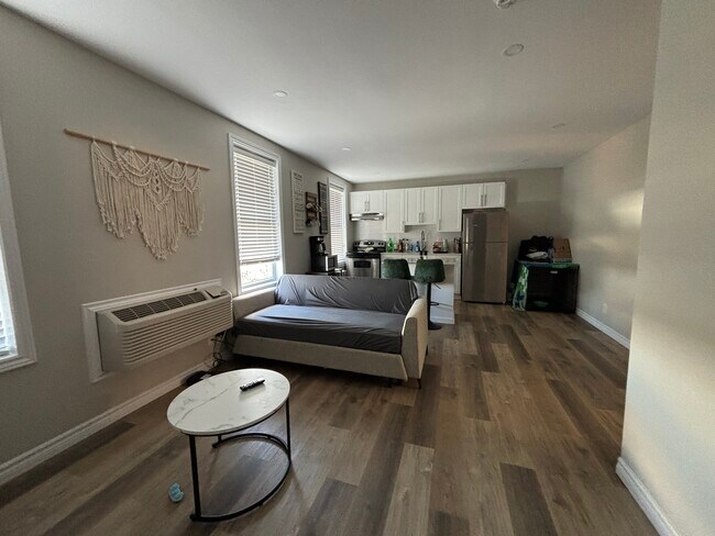 Photo du bâtiment - Beautifully Updated Studio Apartment in Downtown Sarnia!