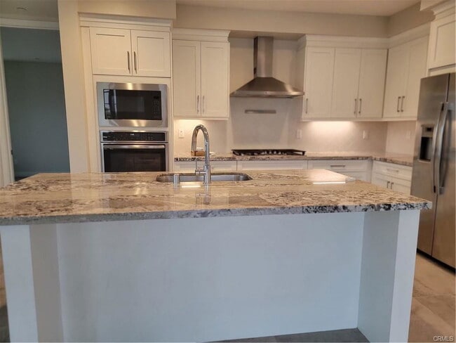 Building Photo - 325 Doheny Way