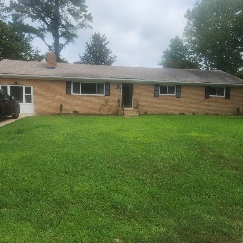 Photo - 107 Chestnut Drive, Williamsburg, VA - Available NOW