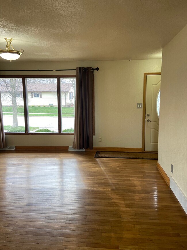 3 Bedroom Single Family Ranch Nea... House Rental in