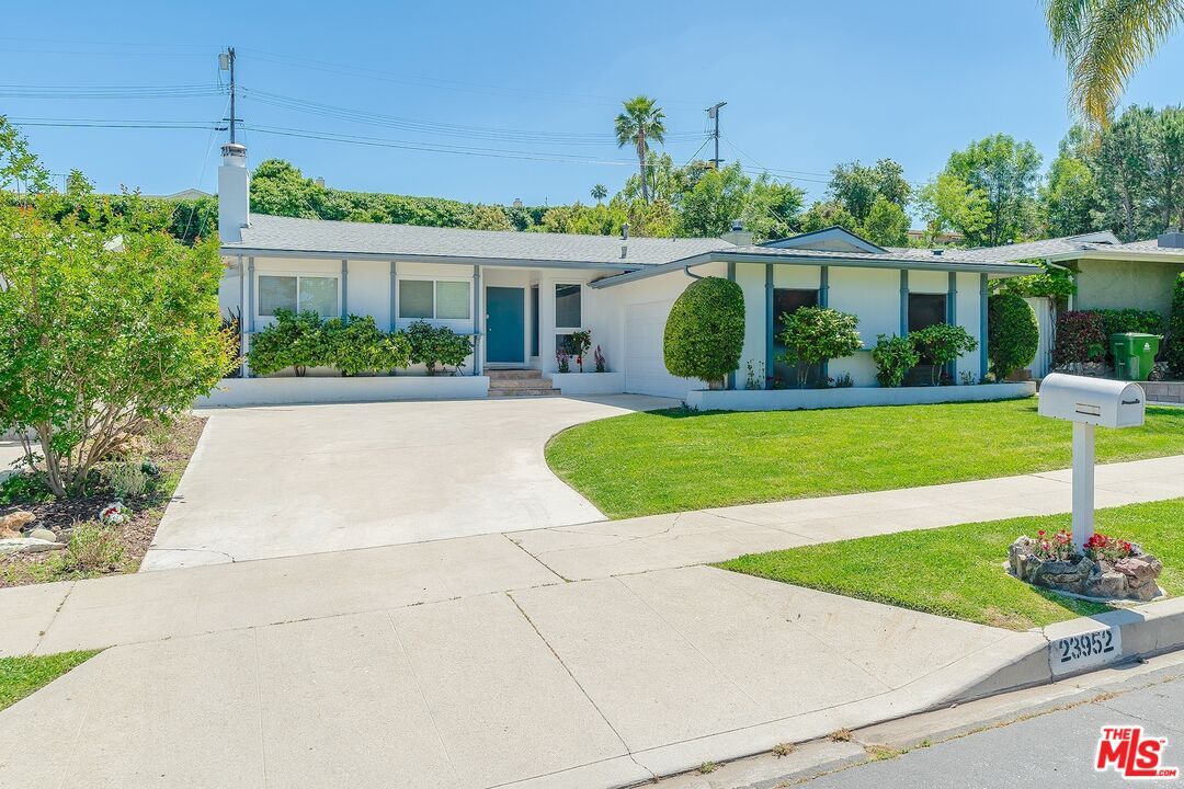 Foto principal - 23952 W Oxnard St