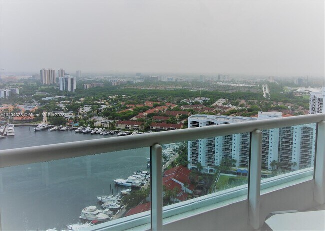 Foto del edificio - 21205 Yacht Club Dr