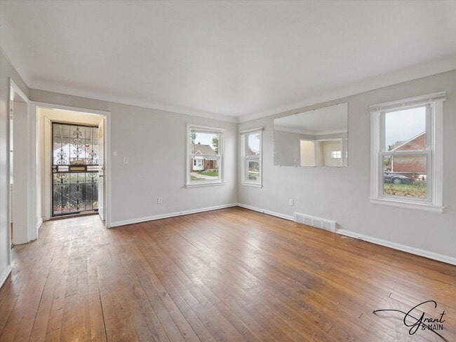 Building Photo - 3 bedroom  1.5 bath bungalow - $1200