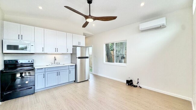 Building Photo - 421C Olomana St