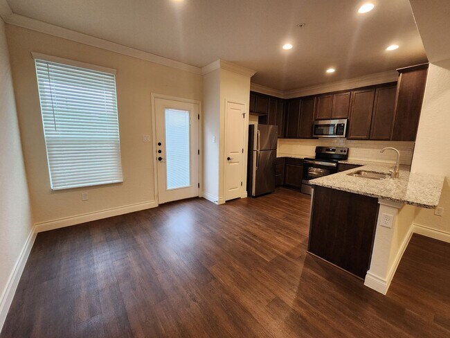 Building Photo - 3/2.5/1.5 Fourplex Close to IH35 for Commu...
