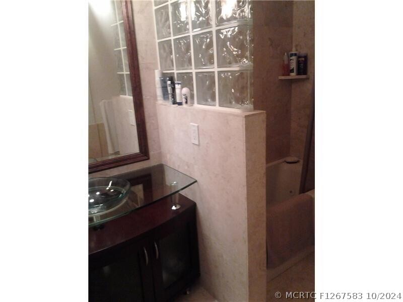 Foto del edificio - 6301 N Falls Cir Dr