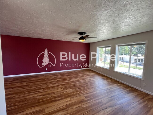 Foto del edificio - 395 Hemlock Cir