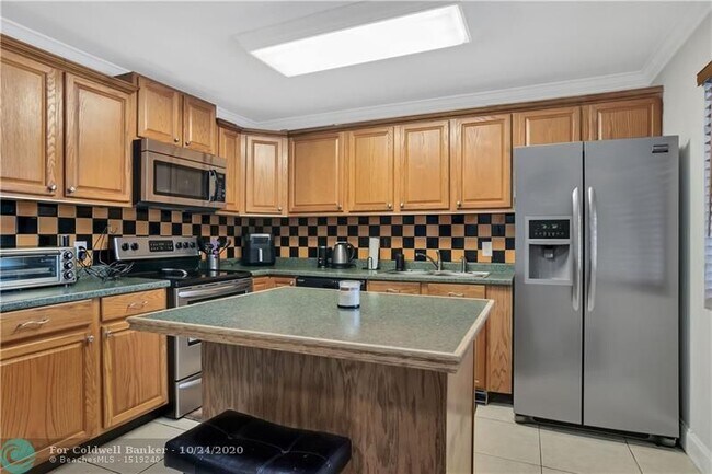 Foto del edificio - 296 Racquet Club Rd