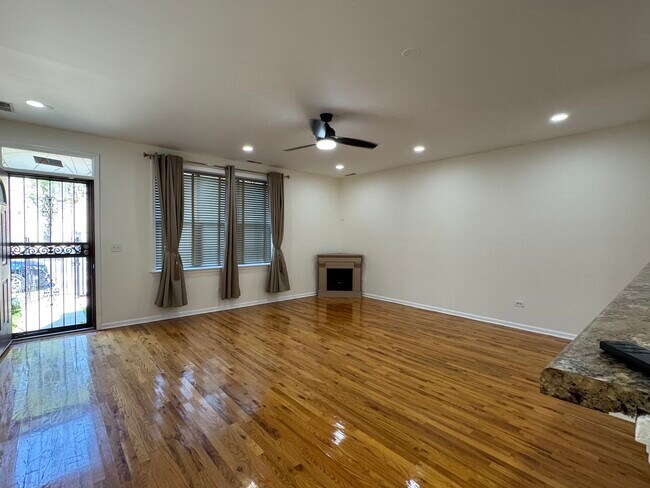 Foto del edificio - 2155 W Warren Blvd