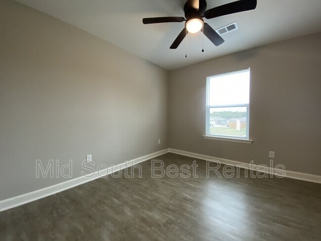 Building Photo - 209 Meadowlark St