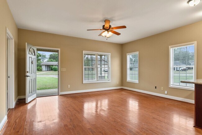 Foto del edificio - Charming 3 Bedroom 3 Bath Home Available in Fall 2025! Apply Today!