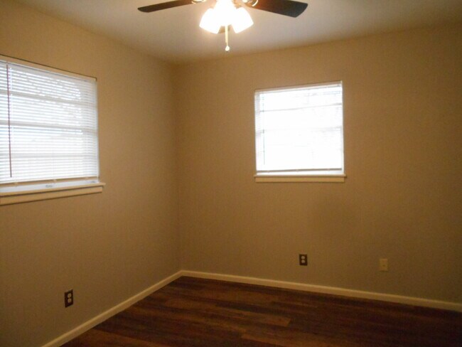 Building Photo - Spacious Duplex with Off-Street Parking