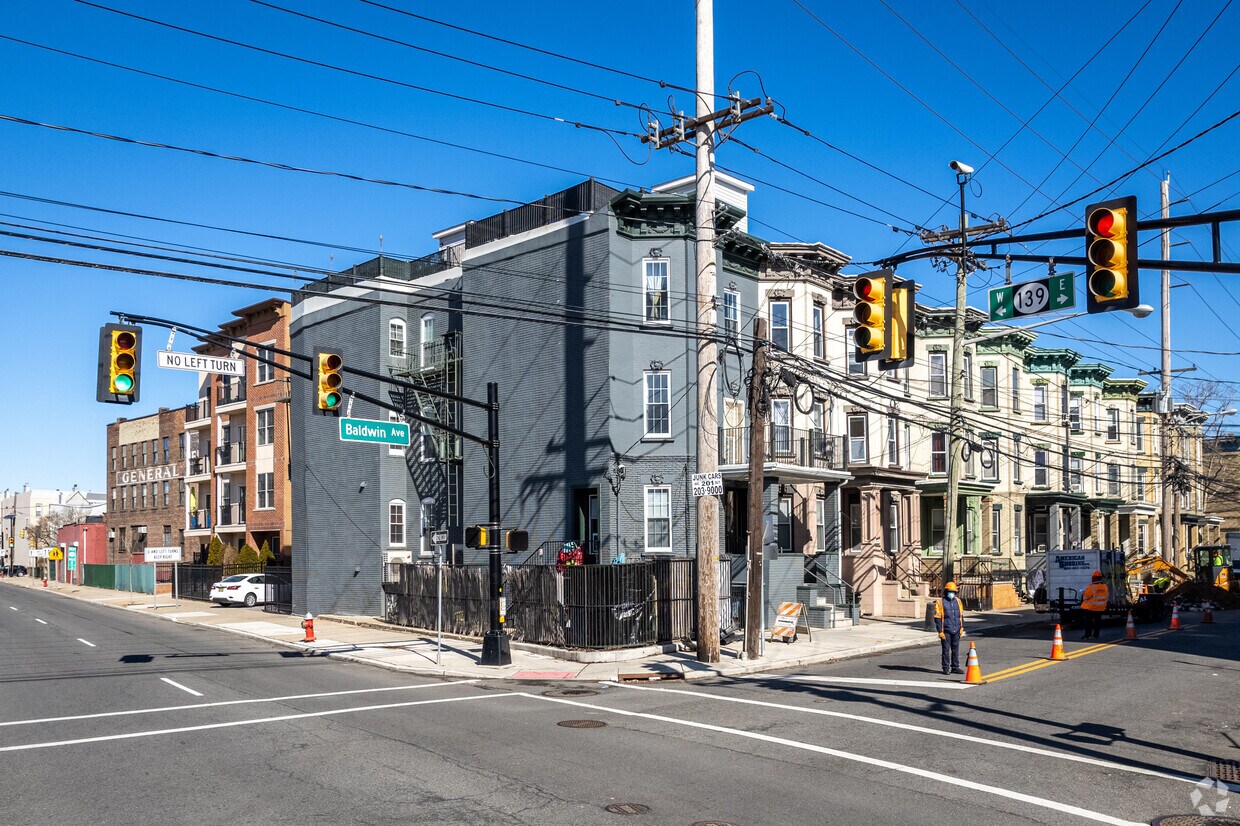 Foto principal - 375 Baldwin Ave