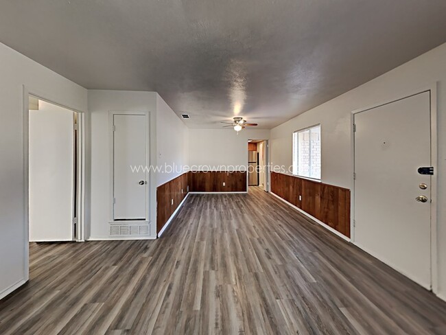 Building Photo - 606 Royal Crest Dr