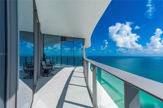 Foto del edificio - 15701 Collins Ave