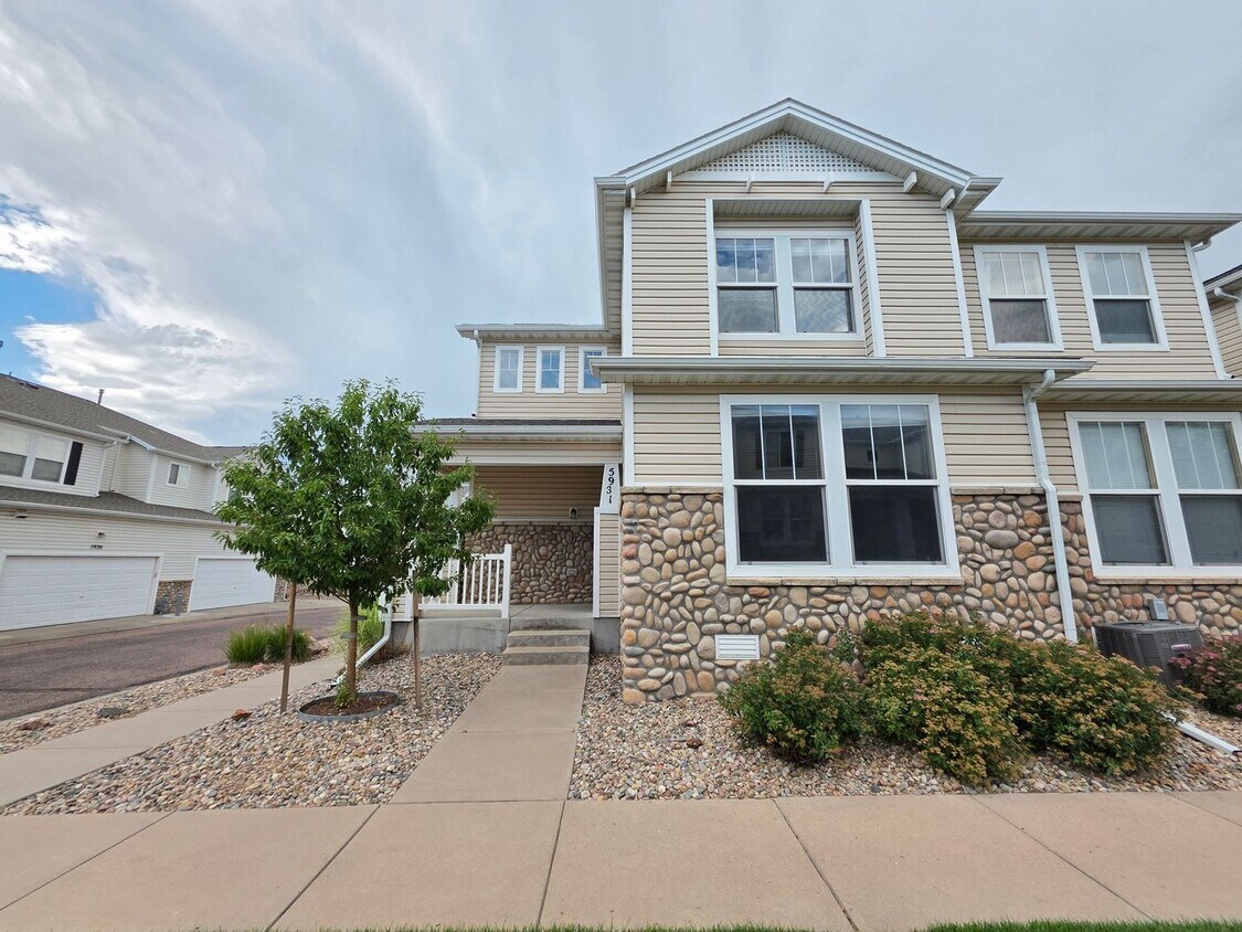 Foto principal - Stunning 4 Bed 3 Bath Home Near Stetson Hi...