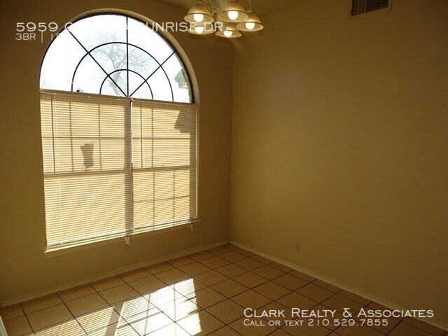 Building Photo - 5959 Catalina Sunrise Dr