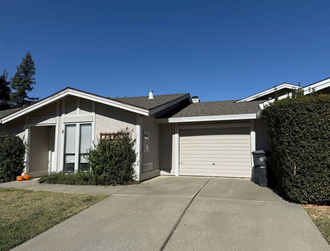 Adorable 2/2 Pocket Area Half-Plex! PLEAS... - Adorable 2/2 Pocket Area Half-Plex!  PLEAS...
