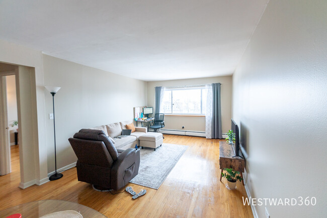 Building Photo - Large 1bed/1bath with tons of natural light