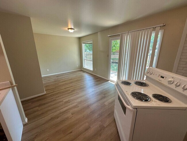 Foto del edificio - HUGE end-unit townhouse