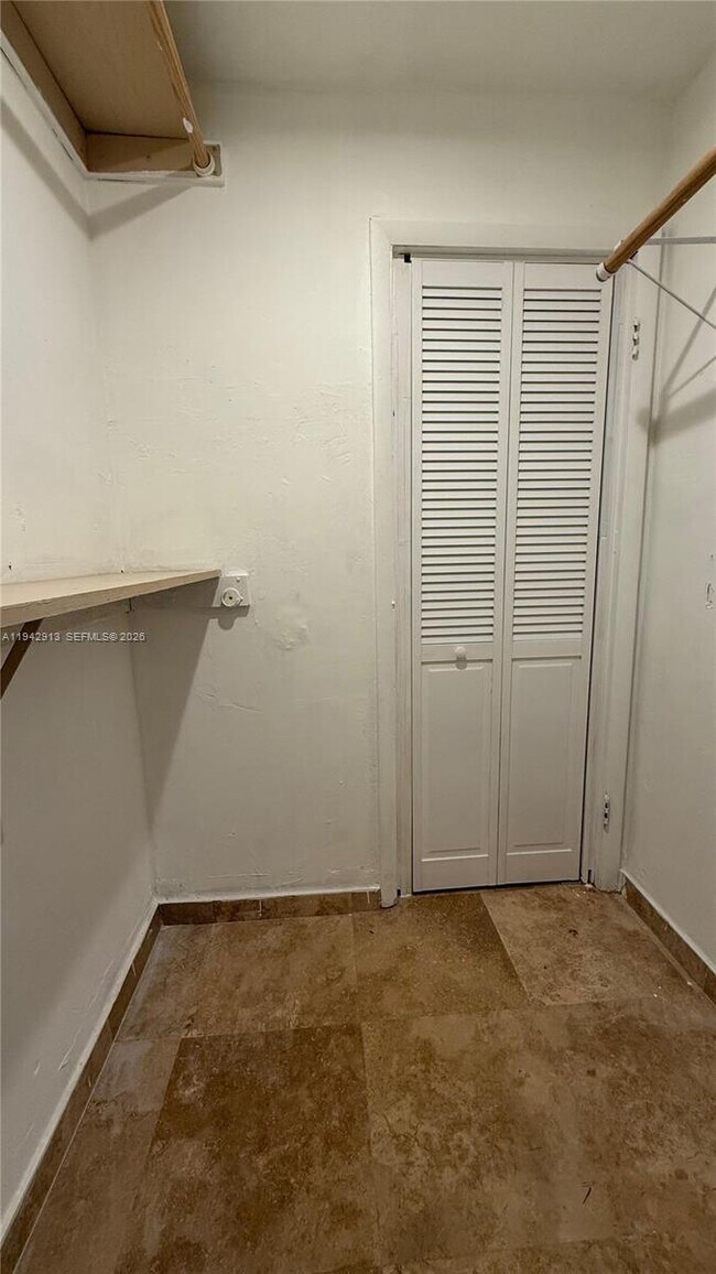 Foto del edificio - 1400 NE 191st St